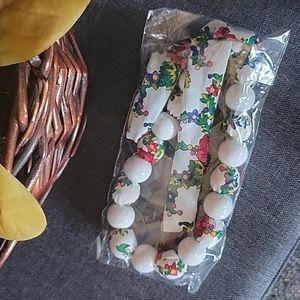 Wood bead/fabric necklace white floral